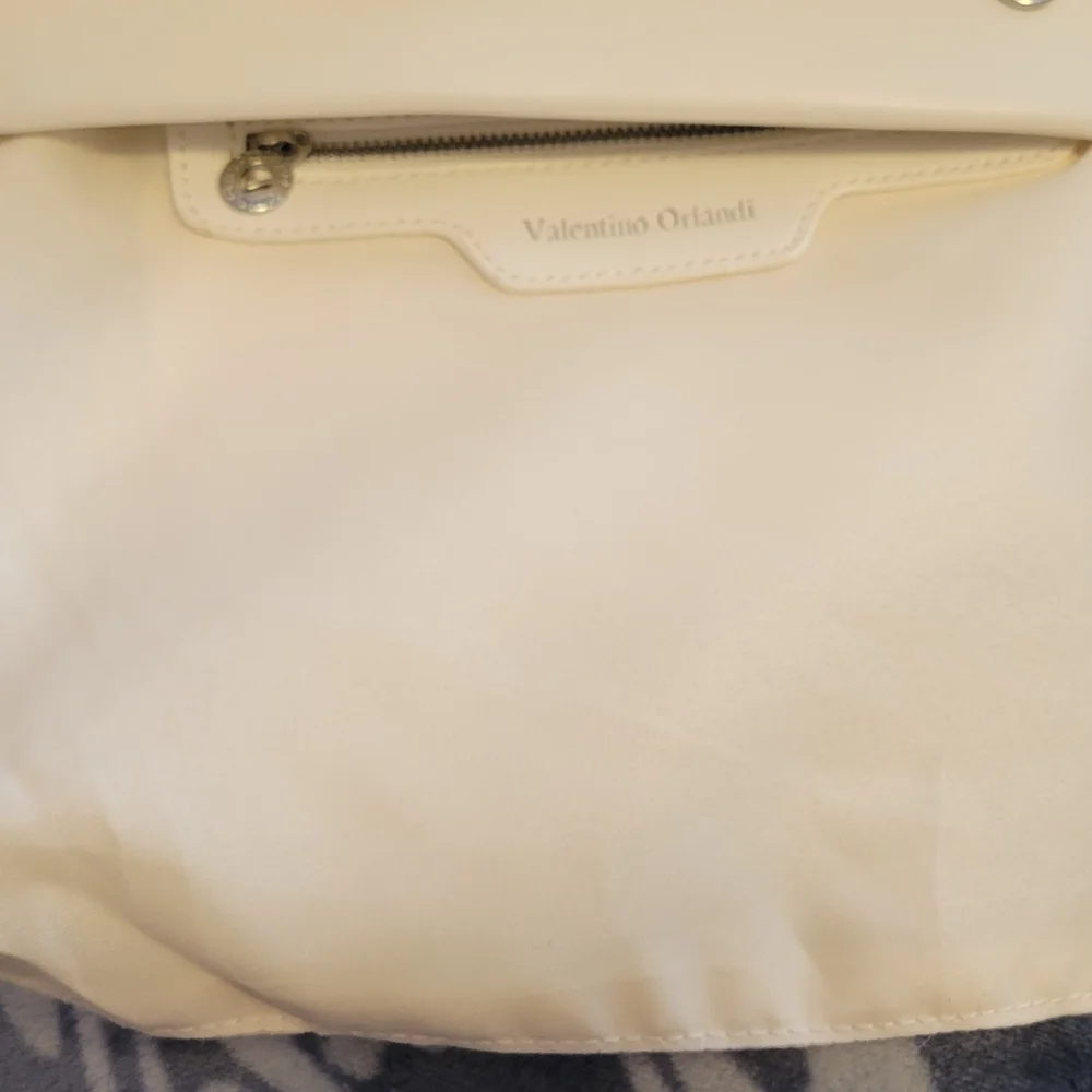 Valentino Orlandi NWT White  Crossbody Bag with Logo and Coin Purse. 10x8.5x3 - Picture 4 of 4